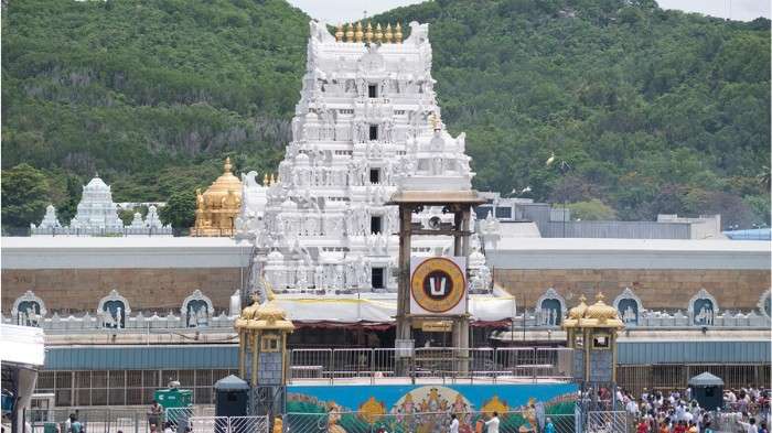 heavy rush at tirumala devotees facing 10hour wait for darshan