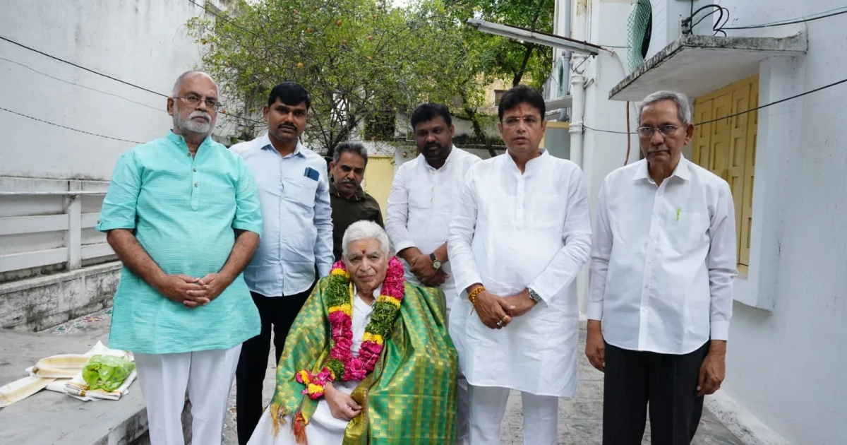 minister sridhar babu received the blessings of chukka ramayya