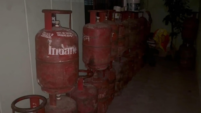 ఇంట్లో గ్యాస్‌ సిలిండర్ల అక్రమ నిల్వ.. డీలర్‌పై కేసు