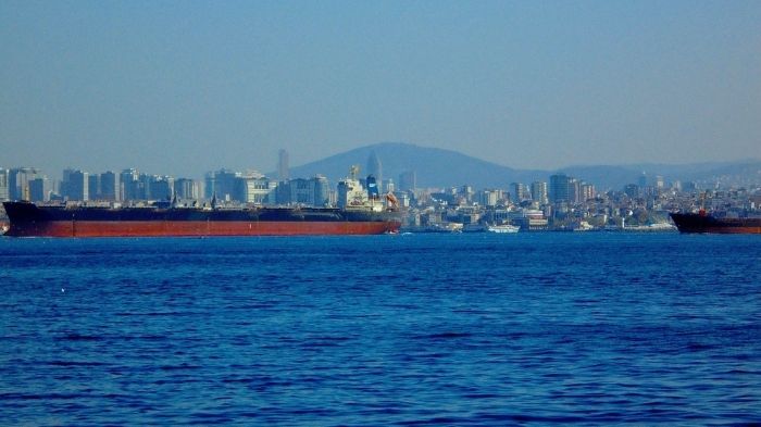 నల్లసముద్రంలో చమురు ట్యాంకర్‌పై రహస్య దాడి – భద్రతపై ఆందోళనలు