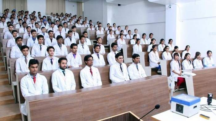 విద్యార్థినికి ప్రపోజ్ చేసిన ప్రొఫెసర్‌పై విద్యార్థుల దాడి